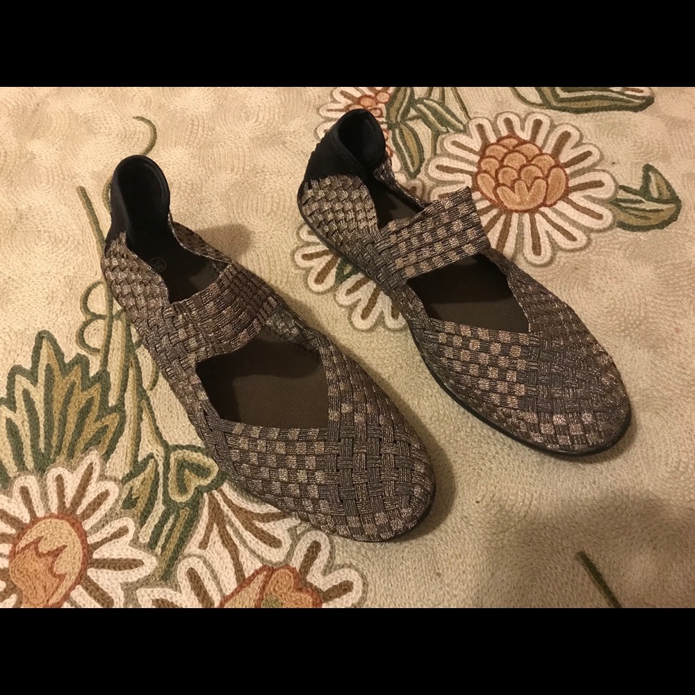 NWOT Bernie Mev classic woven slip on